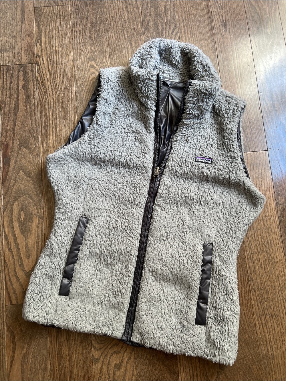 Patagonia Women’s Light Gray Sherpa Fleece Reversible Vest size xs small